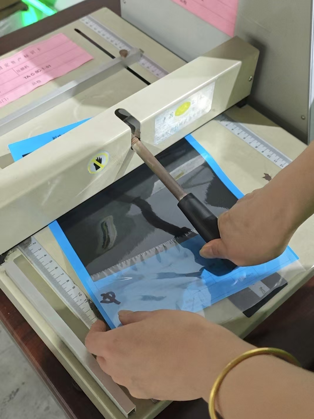 အပူ lamination ရုပ်ရှင်စစ်ဆေးခြင်းလုပ်ငန်းစဉ်သည်အရည်အသွေးအာမခံချက်နှင့်တည်ငြိမ်မှုကိုသေချာစေရန်အရေးကြီးသောနည်းလမ်းတစ်ခုဖြစ်သည်။